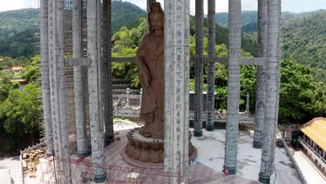 Gran-Estatua-De-La-Diosa-De-La-Misericordia-Kuan-Yin-Ubicada-En-El-Templo-Budista-Kek-Lok-Si,-Pedestal-De-Drones-Aéreos-Abajo-Toma-De-Primer-Plano