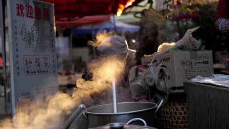 Cocina-Humeante-Al-Aire-Libre-En-El-Mercado-Matutino-En-El-Pueblo-De-Shaxizhen-Shaxi