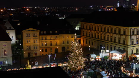 Weihnachtsmärkte-In-Brünn-Auf-Zelne-Namesti-Während-Der-Nacht-Vom-Alten-Turm-Aus-Mit-Blick-Auf-Einen-Baum-Und-Stände-Und-Fließende-Menschenmengen-Aus-Einer-Luftaufnahme,-Aufgenommen-In-4K-60fps-Zeitlupe