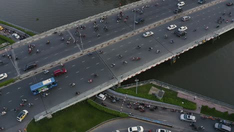 Hohe-Luftaufnahme-Des-Abendverkehrs-über-Die-Dien-Bien-Phu-Brücke,-Bezirk-Binh-Thanh,-Ho-Chi-Minh-Stadt,-Vietnam,-Die-Den-Hoang-Sa-Kanal-überquert