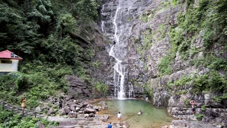 La-Gente-Se-Relaja-En-La-Cascada-De-Tenggung-En-Langkawi