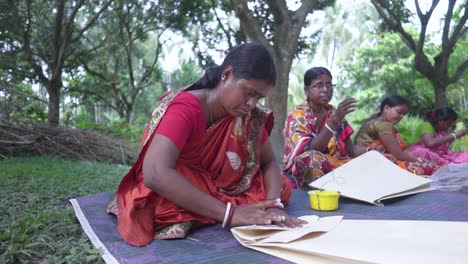 Arme-Indische-Frauen,-Die-Taschen-Im-Freien-Falten-Und-Herstellen