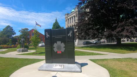 Schwenkansicht-Des-British-Columbia-Fallen-Paramedics-Memorial,-Das-An-Sanitäter-Erinnert,-Die-Im-Dienst-Gestorben-Sind