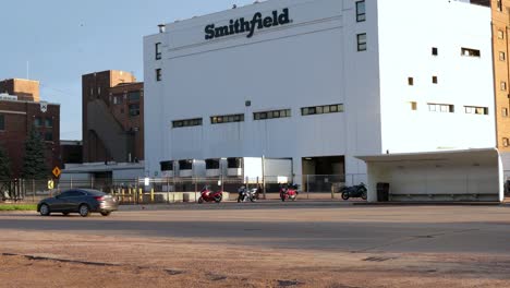 Blick-Auf-Die-Fleischverpackungsanlage-Smithfield-Vom-Mitarbeiterparkplatz-Aus