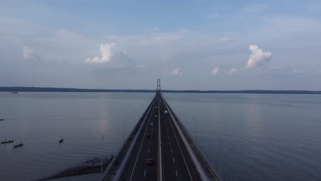 Vista-Aérea-Del-Puente-Suramadu,-El-Puente-Más-Largo-De-Indonesia-Que-Conecta-Las-Islas-De-Java-Y-Madura