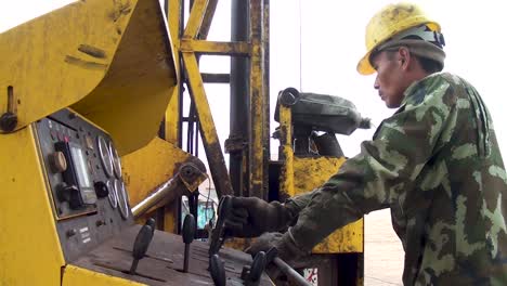 Un-Trabajador-Chino-Opera-Maquinaria-De-Minería-De-Rocas