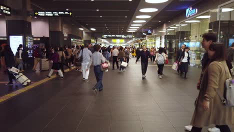 Static-shot-of-crowds-of-Japanese-people-and-tourists-in-old-capital-city-of-Japan