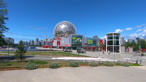 Mundo-De-La-Ciencia-En-El-Mundo-De-La-Ciencia-De-Telus-Y-Gente-Caminando-En-Un-Día-Soleado