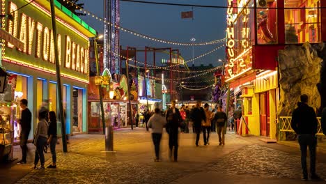 Zeitrafferansicht-Von-Menschen,-Die-Im-Vergnügungspark-Im-Wiener-Prater-Spazieren-Gehen,-Reden-Und-Spaß-Haben-–-Zeitraffer-–-Weitwinkelaufnahme-4k