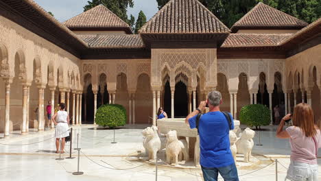 El-Fotógrafo-Toma-Una-Foto-De-La-Fuente-En-La-Corte-De-Los-Leones,-La-Alhambra,-España