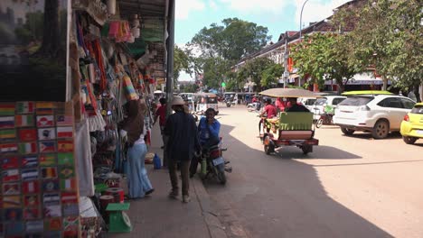 Spaziergang-Auf-Dem-Bürgersteig-Vor-Dem-Alten-Markt