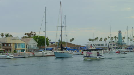 Segeln-Und-Bootfahren-In-Zeitlupe-Durch-Den-Hafen-Von-Newport