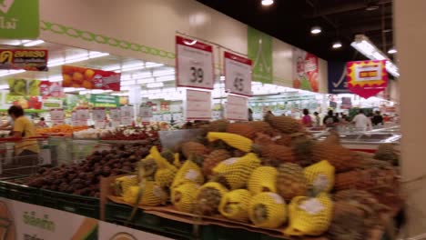 La-Gente-Está-Comprando-Comestibles-En-Los-Supermercados-Después-De-Que-El-Gobierno-Tailandés-Anunciara-El-Cierre-De-Bangkok-Para-Resolver-El-Problema-Del-Covid-19