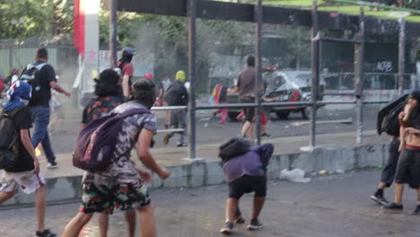 Los-Alborotadores-Arrojan-Piedras-Y-Basura-A-Un-Vehículo-De-La-Policía-Militar-En-Retirada-Durante-Un-Motín