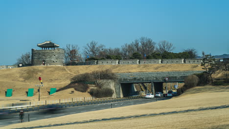 Lapso-De-Tiempo-De-Tráfico-En-El-Paso-Elevado-Cerca-De-La-Puerta-De-Changyongmun