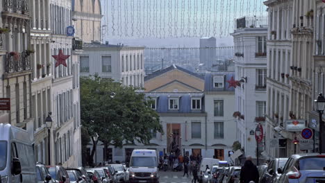 Incline-Hacia-Arriba-Desde-La-Calle-París-Hasta-Los-Techos-De-Los-Edificios-Con-Luces-Navideñas