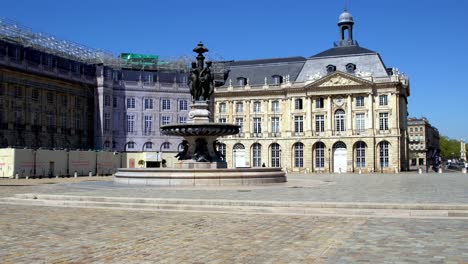 Place-De-La-Bourse-Square-Completamente-Vacía-Debido-A-La-Pandemia-De-Covid-19-Con-Graffiti-En-Las-Paredes-De-La-Construcción,-Orbita-A-La-Derecha-Revela-El-Disparo