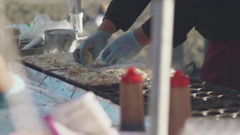 Vendedor-De-Comida-Yatai-Preparando-Una-Deliciosa-Comida-Y-Merienda-Durante-El-Festival-Teppo-Matsuri-En-La-Ciudad-De-Chichibu,-Tokio,-Japón