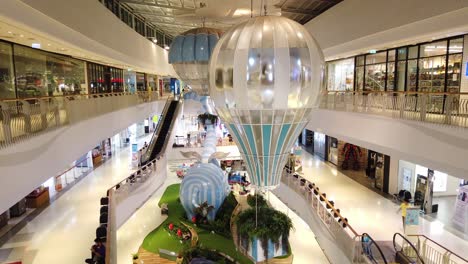 Timelapse-De-Personas-Caminando-Y-El-Interior-De-Estilo-Con-Un-Globo-En-Central-Plaza-Westgate,-Bang-Yai-En-Nonthaburi,-Tailandia