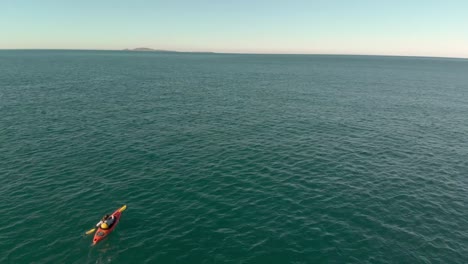 Ein-Kajakfahrer,-Der-Auf-Dem-Meer-Paddelt