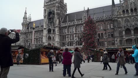 Gente-En-El-Mercado-Navideño-De-Munich