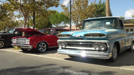 Camión-Chevy-C10-Clásico-E-Impala-Coupe-En-Exhibición,-Seguimiento