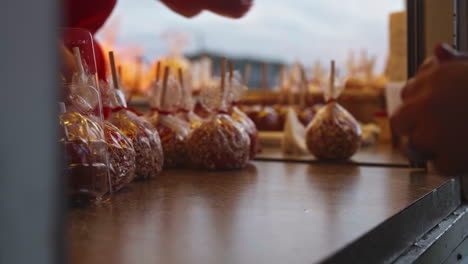 Mujer-Limpiando-La-Encimera-Bajo-Las-Manzanas-De-Caramelo-En-Un-Camión-De-Comida