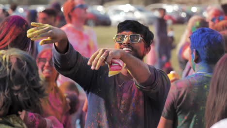 El-Hombre-Recibe-Una-Lluvia-De-Polvo-De-Colores-Mientras-Baila-En-El-Festival-Holi