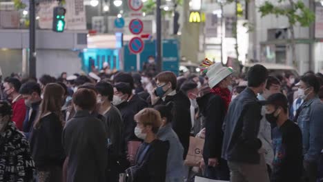 Multitud-De-Personas-En-El-Cruce-De-Shibuya-En-Tokio,-Japón-En-La-Noche-De-Halloween---Plano-Medio,-Cámara-Lenta