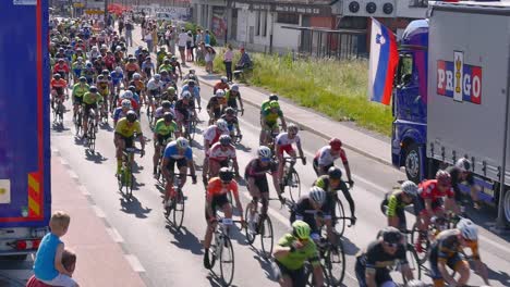 Radmarathon-Teilnehmer-Starten-Das-Rennen