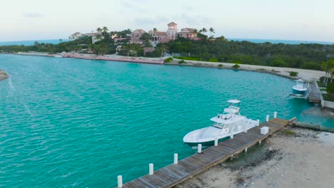 Hermosa-Playa-Tropical-4k-Aérea,-Islas-Turcas-Y-Caicos