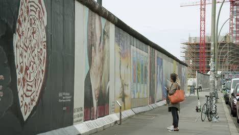 Jóvenes-Mirando-Pinturas-En-La-Galería-Del-Lado-Este-De-Berlín