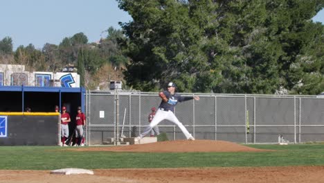 Juego-De-Béisbol-De-La-Escuela-Secundaria,-Lanzamiento-De-Lanzador-En-El-Montículo,-Cámara-Lenta