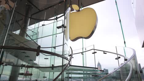 Kunden-Werden-Im-Amerikanischen-Technologie-Apple-Store-Gesehen,-Als-Die-Marke-In-Hongkong-Ihre-Neuen-Smartphones-IPhone-12-Und-IPhone-12-Pro-Auf-Den-Markt-Bringt