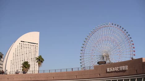 Vista-De-Día-De-La-Rueda-De-La-Fortuna-De-Minato-Mirai-En-Yokohama,-Japón---Plano-General