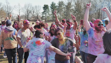 Statischer-Slomo-Bunter-Gruppentanzen-Beim-Holi-Festival