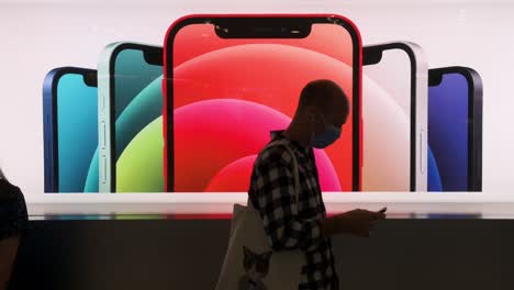 Am-Tag-Der-Markteinführung-Der-Neuen-IPhone-12--Und-IPhone-12-Pro-Telefone-Stehen-Kunden-In-Der-Schlange-Vor-Einem-Apple-Store