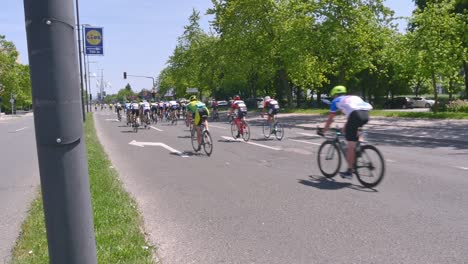 Gruppe-Der-Schnellsten-Marathonläufer,-Die-Durch-Die-Straßen-Der-Stadt-Fahren