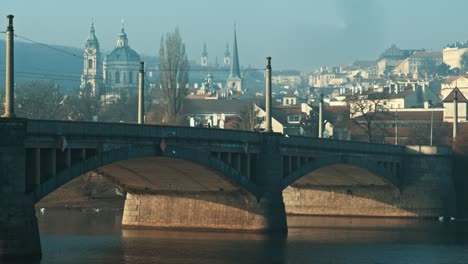 Mañana-Nublada-Por-El-Río-Vltava-Y-El-Castillo-De-Praga-Con-Clima-Brumoso-Puente-Vacío-Tranquilo-Tranquilo