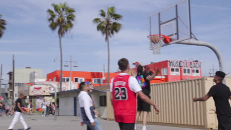 Hombres-Jugando-Baloncesto-En-Las-Canchas-De-Venice-Beach-En-Los-Angeles