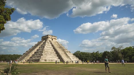 Zeitraffer-Von-Chichen-Itza-Tagsüber-Mit-Vielen-Vorbeikommenden-Touristen