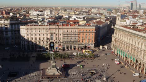 Duomo-Plaza-In-Mailand,-Am-Frühen-Morgen-Vom-Dach-Der-Kathedrale-Aus-Gesehen,-Mit-Menschen,-Die-Dort-Unten-Hängen,-Weitwinkelaufnahme-Von-Oben