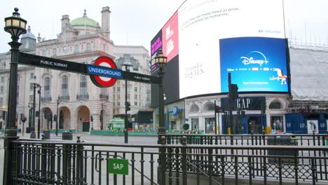 Cierre-En-Londres,-Cierre-De-La-Estación-De-Metro-Vacía-En-Piccadilly-Circus-Frente-A-Señalización-Led-Durante-La-Pandemia-De-Covid-19-2020,-Con-Pájaros-Voladores