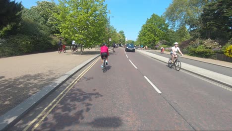 Radfahrer-Fahren-Durch-Serpentinen-Und-Halten-Während-Der-Sperrung-In-London-Am-Fußgängerüberweg-An