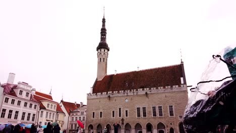 Plaza-Del-Ayuntamiento-En-El-Casco-Antiguo-De-La-Ciudad-De-Tallin,-Estonia