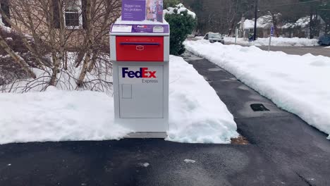 Buzón-De-Entrega-De-Fedex-Express-En-Los-Estados-Unidos-Cubierto-De-Nieve-Durante-El-Invierno