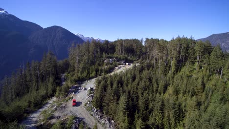 Acercándose-A-La-Vista-Aérea-De-Un-Jeep-Rojo-Estacionado-En-Los-Senderos-De-Montaña-En-Mission-BC