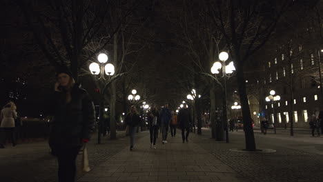 Gente-De-Todas-Las-Edades-Caminando-Por-La-Pasarela-En-El-Centro-De-Estocolmo-Suecia