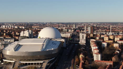 Gleitende-Drohnenaufnahme,-Die-Den-Ericsson-Globus-Und-Die-Skyline-Von-Stockholm-Zeigt