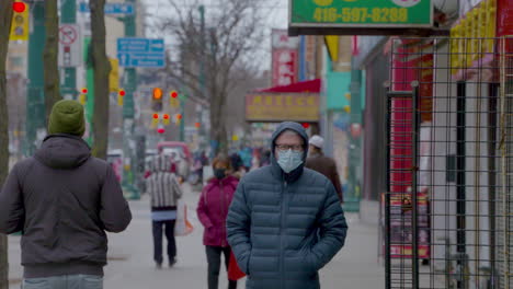 Peatones-Caminando-Por-Una-Concurrida-Calle-De-Toronto-Con-Máscaras-Quirúrgicas